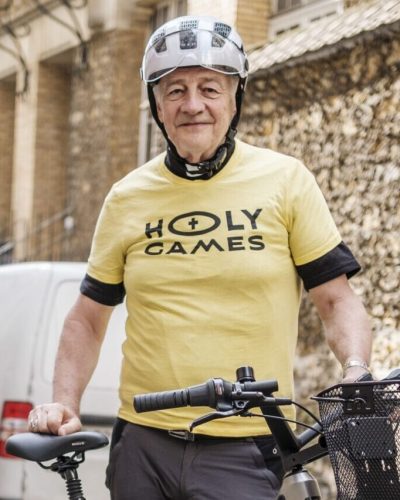 Philippe Marsset, biträdande biskop i Paris, berättar om katolska kyrkans egagemang i och med OS i Paris 2024.Här vid sin cykel med en tröja med katolska kyrkans logga för "Holy games" som är namnet på deras verksamhet under OS 2024 i Paris.